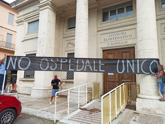 "No all'ospedale unico": striscione di protesta davanti all'istituto Barellai di Costarainera (Foto e video) "No all'ospedale unico": striscione di protesta davanti all'istituto Barellai di Costarainera (Foto e video)