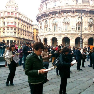 Cinquecento persone ieri sera in Piazza De Ferrari alla veglia silenziosa delle 'Sentinelle in Piedi'