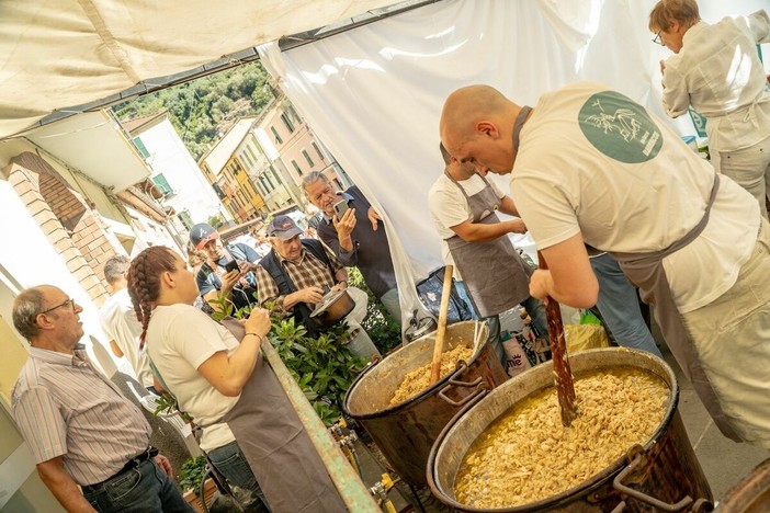 Badalucco, tremila porzioni di stoccafisso nell'anno dei prezzi record: il Festival non cambia la sua ricetta Badalucco, tremila porzioni di stoccafisso nell'anno dei prezzi record: il Festival non cambia la sua ricetta