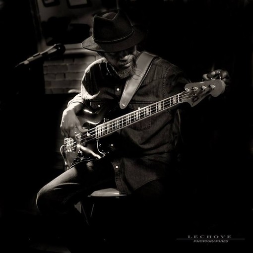 Domenica 4 Settembre al bistrolounge Velvet di Bordighera concerto del celebre bassista di Prince, Scott Parker Allen