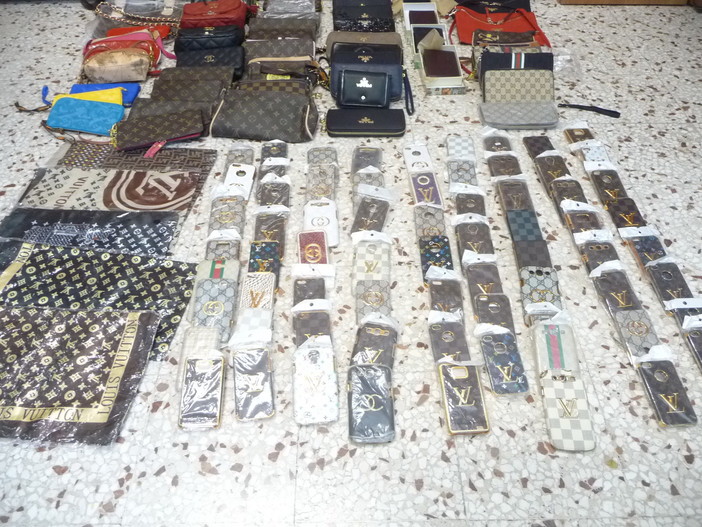 Sanremo: sequestrati 125 pezzi con il marchio contraffatto vicino alle spiagge di Bussana