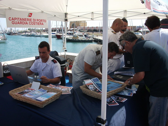 Imperia: stand informativo della capitaneria di porto, smaltiti segnali di soccorso scaduti