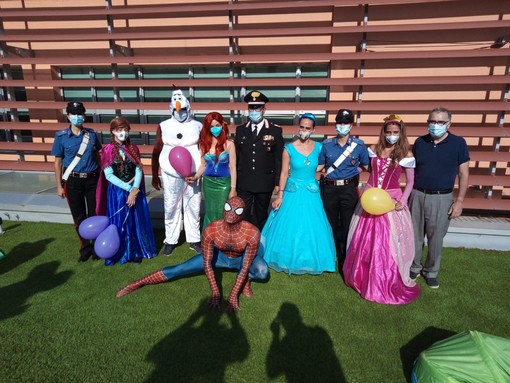 Imperia: principesse, supereroi e carabinieri in visita ai bambini ricoverati Imperia: principesse, supereroi e carabinieri in visita ai bambini ricoverati