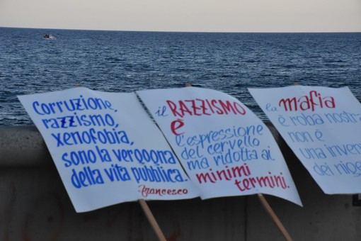 Sanremo, le 'Sardine ponentine' a Pian di Nave per l'evento ‘20 shoes against racism’ (foto) Sanremo, le 'Sardine ponentine' a Pian di Nave per l'evento ‘20 shoes against racism’ (foto)