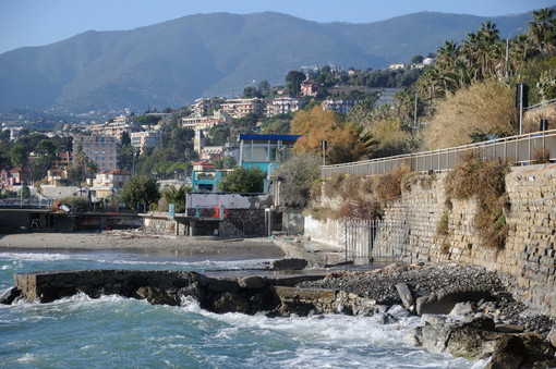Sanremo: problemi di spazzatura alla spiaggia dei 'Tre Ponti', la mail della nostra lettrice Silvia