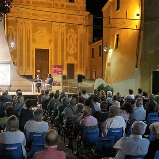 Sale in Zucca: Alfredo Moreschi e i fiori della pista ciclabile conquistano il pubblico di Riva Ligure