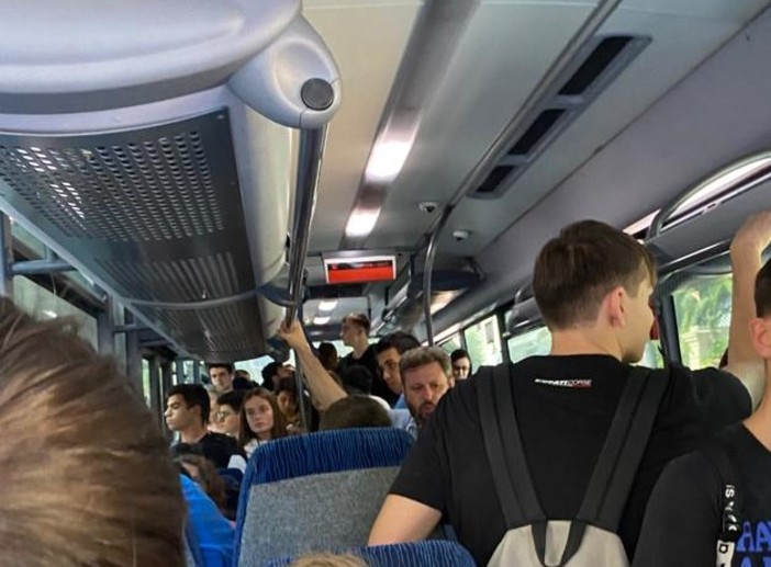 Sanremo: autobus strapieno non carica gli studenti, l'indignazione di una mamma per i continui disservizi