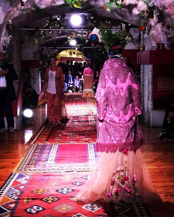 Ventimiglia: toccante sfilata per la prevenzione del tumore al seno, per "la donna rifiorita" il forte dell'annunziata gremito