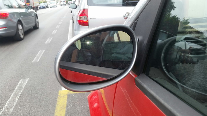 Diano Marina: in azione la Banda dello specchietto, un lettore racconta la sua disavventura e mette in guardia Diano Marina: in azione la Banda dello specchietto, un lettore racconta la sua disavventura e mette in guardia
