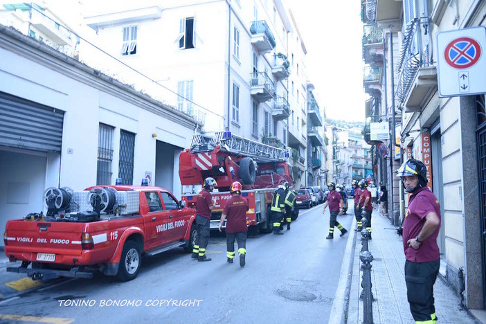 Sanremo: numerosi calcinacci si staccano dai terrazzi di via Zeffiro Massa e sfondano il tendone di una panetteria, intervento dei Vigili del Fuoco
