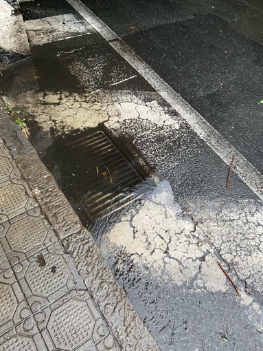 Imperia: tombini otturati in via Argine Sinistro, la segnalazione con foto di un cittadino