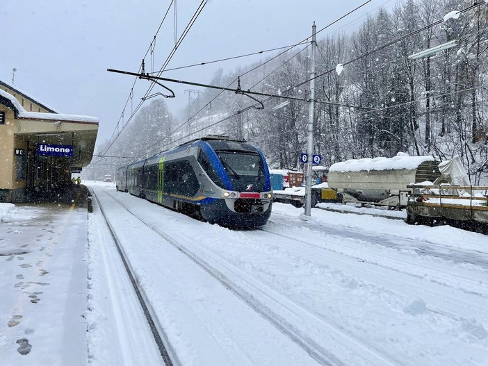 Guasto al treno dal Piemonte sulla linea Ventimiglia-Cuneo: passeggeri fermi a Limone