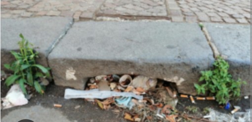 Sanremo: tombini intasati da fogliame e rifiuti, la segnalazione con foto di un cittadino Sanremo: tombini intasati da fogliame e rifiuti, la segnalazione con foto di un cittadino