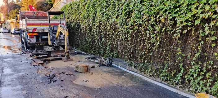 Sanremo: riaperta alle 17 via Val D'Olivi, per questa sera ancora a senso unico alternato con semaforo Sanremo: riaperta alle 17 via Val D'Olivi, per questa sera ancora a senso unico alternato con semaforo