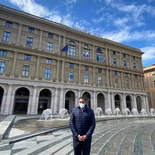 Coronavirus: il Presidente Toti osserva un minuto di silenzio per ricordare le vittime, bandiere a mezz'asta sul palazzo di Regione (video)