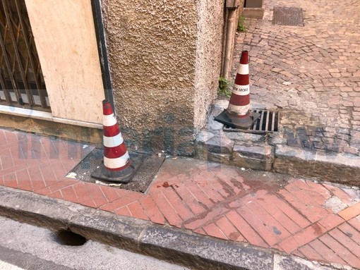 Imperia, passano le settimane e ancora il Comune non sostituisce i tombini in via Amendola, l'ira di residenti e negozianti: "A rischio la sicurezza di tutti" (foto) Imperia, passano le settimane e ancora il Comune non sostituisce i tombini in via Amendola, l'ira di residenti e negozianti: "A rischio la sicurezza di tutti" (foto)