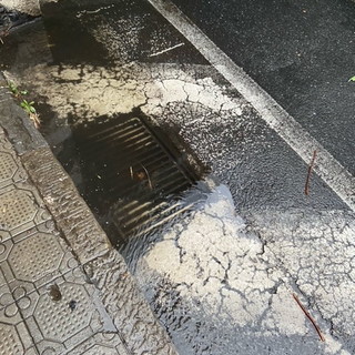 Imperia: tombini otturati in via Argine Sinistro, la segnalazione con foto di un cittadino