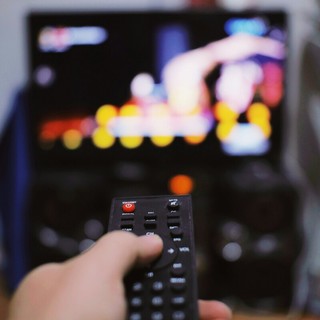 Stasera in TV a Pasqua: cosa hanno cercato davvero gli italiani tra film, riti e comfort viewing