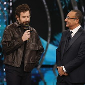 Tommaso Paradiso con Carlo Conti