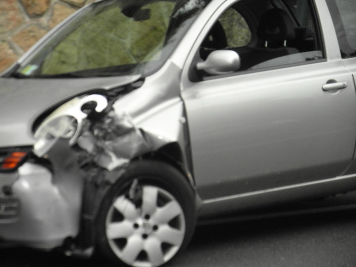 Sull’Aurelia a Bordighera: in testacoda con la Smart finisce contro un’auto proveniente in direzione opposta