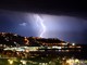 Sanremo: fulmine durante il temporale, la suggestiva immagine scattata da Tonino Bonomo