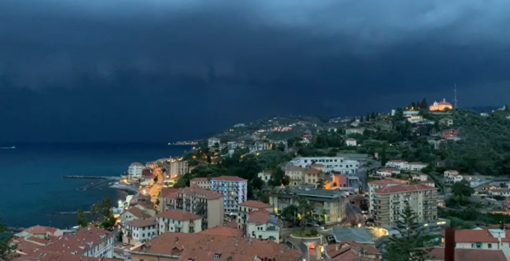 Maltempo: ha cominciato a piovere alle 21, forte temporale a Imperia. Le immagini dal Parasio (video) Maltempo: ha cominciato a piovere alle 21, forte temporale a Imperia. Le immagini dal Parasio (video)