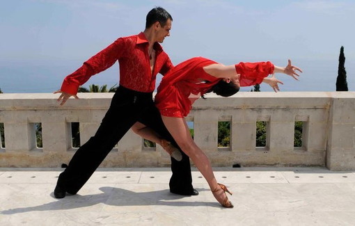 Stasera al Corallina del Royal Hotel ritmi sudamericani con  Tony Arceri e Alexia Bonino