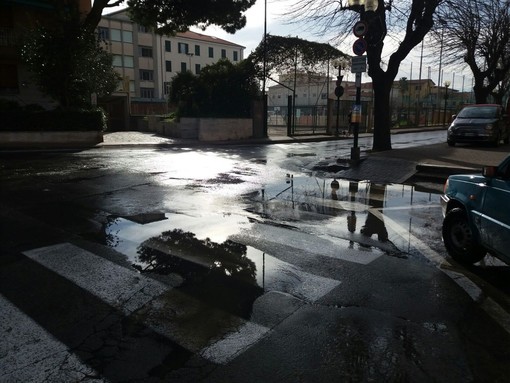 Vallecrosia: salta un tombino e via Don Bosco si riempie d'acqua, disagi per pedoni e automobilisti