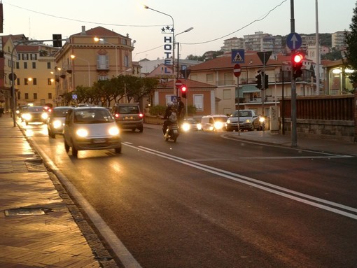 Imperia: chiusura di via Acquarone: dopo un primo giorno da incubo, oggi traffico vicino alla normalità con l'intervento della Polizia Municipale (Foto) Imperia: chiusura di via Acquarone: dopo un primo giorno da incubo, oggi traffico vicino alla normalità con l'intervento della Polizia Municipale (Foto)