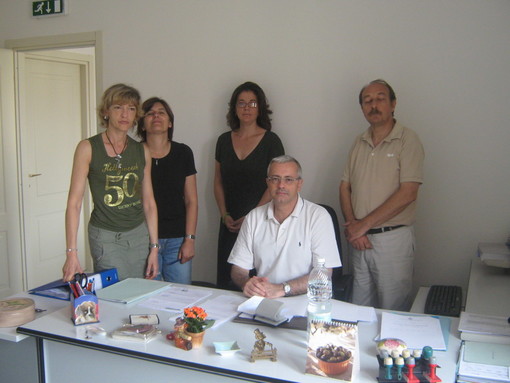 L'assessore Ranise (al centro) col suo staff  nei nuovi uffici