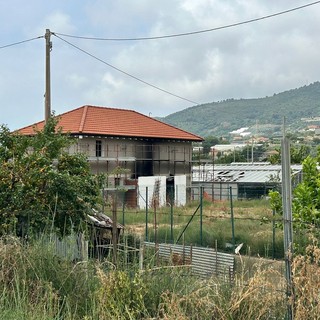 Incendio nel cantiere di una villa in costruzione a Taggia, si tratta di attentato