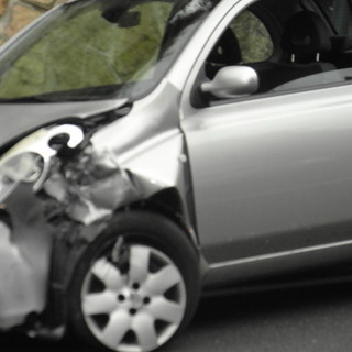 Sull’Aurelia a Bordighera: in testacoda con la Smart finisce contro un’auto proveniente in direzione opposta Sull’Aurelia a Bordighera: in testacoda con la Smart finisce contro un’auto proveniente in direzione opposta