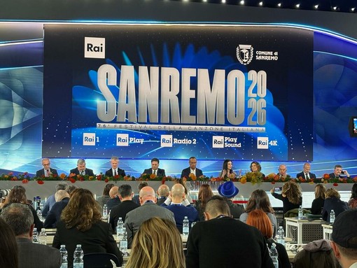 Fiorello in collegamento telefonico a Conti: “Lunedì sei il coconduttore della Pennicanza”