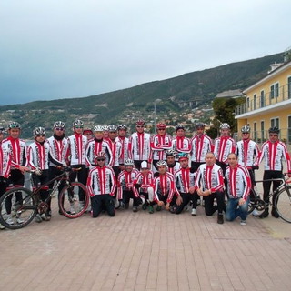 Ciclismo: distribuite ad Ospedaletti le nuove maglie al Team Bici Sport