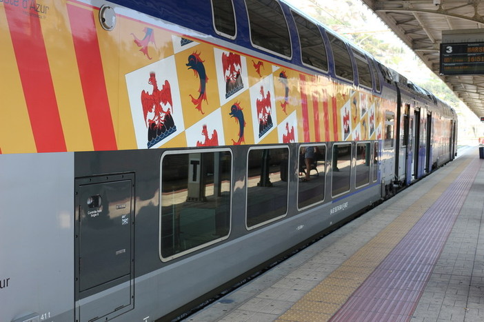 Mentone: i controlli della polizia francese su un treno arrivato dall’Italia, il video denuncia di ‘Progetto 20k’