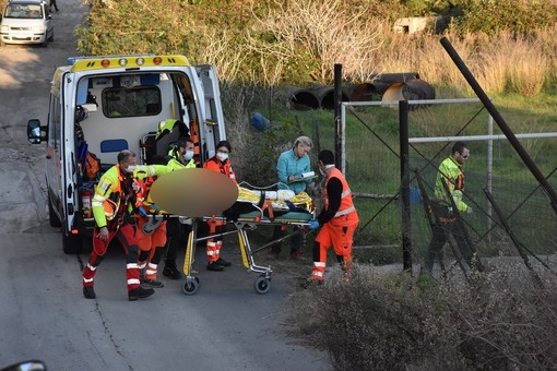 Arma di Taggia: operaio precipita dal tetto di un'abitazione, è in prognosi riservata a Pietra Ligure (Foto) Arma di Taggia: operaio precipita dal tetto di un'abitazione, è in prognosi riservata a Pietra Ligure (Foto)