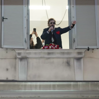 Sanremo, Tommaso Paradiso saluta i fan dal balcone: “I romantici hanno il cuore sulla giacca” (Video)