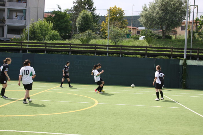 Risultati, classifica e foto del torneo benefico calcio femminile dell’Associazione A piedi nudi Onlus