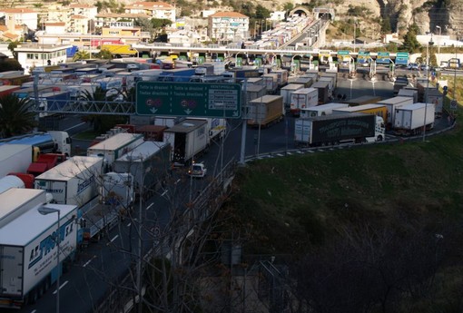 Ventimiglia: per l'allerta neve, la Francia blocca la circolazione dei mezzi pesanti Ventimiglia: per l'allerta neve, la Francia blocca la circolazione dei mezzi pesanti