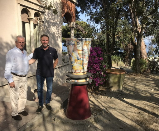 Imperia: un totem in stile futurista nel giardino di Villa Faravelli