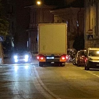 Imperia, tir contromano in viale Matteotti, la testimonianza di un automobilista: "Ho rischiato di morire in un frontale" Imperia, tir contromano in viale Matteotti, la testimonianza di un automobilista: "Ho rischiato di morire in un frontale"