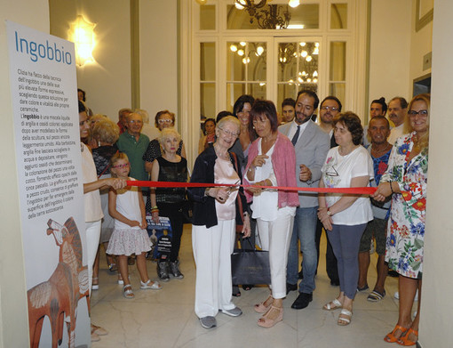 Il ritorno a Sanremo del Sole d’Oro di Clizia. La mostra inaugurata ieri nel foyer di Porta Teatro del Casinò Il ritorno a Sanremo del Sole d’Oro di Clizia. La mostra inaugurata ieri nel foyer di Porta Teatro del Casinò