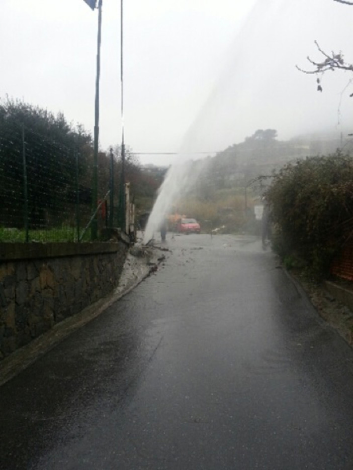 Sanremo: caos in valle Armea per una tubatura esplosa, sul posto l'assessore Fera e l'Amaie. Ripristino a tempo di record Sanremo: caos in valle Armea per una tubatura esplosa, sul posto l'assessore Fera e l'Amaie. Ripristino a tempo di record