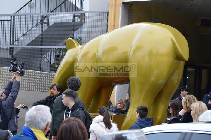 "Striscia la Notizia" non s'arrende: il tapiro d'oro gigante compare per la terza volta in città (Foto) "Striscia la Notizia" non s'arrende: il tapiro d'oro gigante compare per la terza volta in città (Foto)