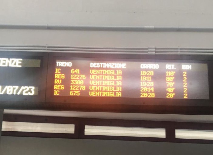 Si sdraia sui binari alla stazione di Albenga: treni in ritardo nel Ponente Si sdraia sui binari alla stazione di Albenga: treni in ritardo nel Ponente