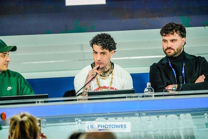 Sanremo 2025, Tony Effe oltre le polemiche: “Mi sto divertendo. Fedez? L'ho incontrato solo sul green carpet“ Sanremo 2025, Tony Effe oltre le polemiche: “Mi sto divertendo. Fedez? L'ho incontrato solo sul green carpet“