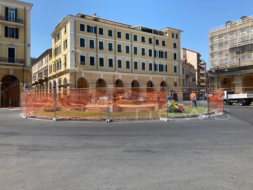 Imperia, il Comune gioca d’anticipo: transennata la fontana in piazza Dante per “tutelarla” dai tifosi in caso di vittoria dell’Italia agli Europei (foto) Imperia, il Comune gioca d’anticipo: transennata la fontana in piazza Dante per “tutelarla” dai tifosi in caso di vittoria dell’Italia agli Europei (foto)