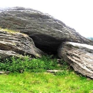 Pigna, scoperta una tomba preistorica: un nuovo tassello nell’architettura funeraria locale (Foto) Pigna, scoperta una tomba preistorica: un nuovo tassello nell’architettura funeraria locale (Foto)