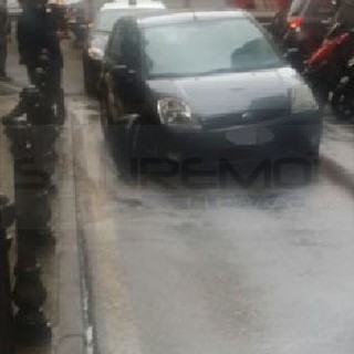 Sanremo: auto perde il controllo al rondò Volta, alla guida una donna, nessun ferito solo un grande spavento e danni al mezzo Sanremo: auto perde il controllo al rondò Volta, alla guida una donna, nessun ferito solo un grande spavento e danni al mezzo
