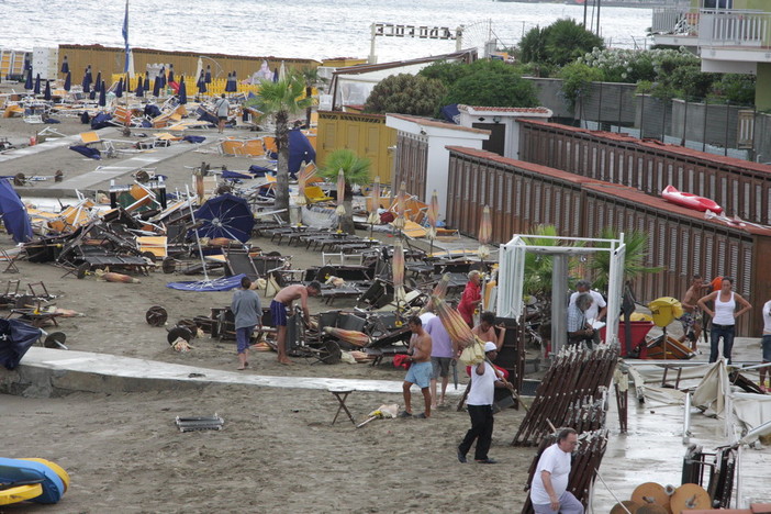 La furia della natura si abbatte su Sanremo: il vento devasta tre stabilimenti e provoca danni in tutta la città